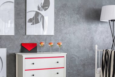 Beyaz Şifonyerin gri daire