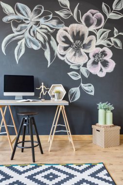 Kara tahta ile ev ofis