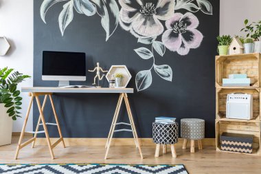 DIY regale ile ev çalışma alanı