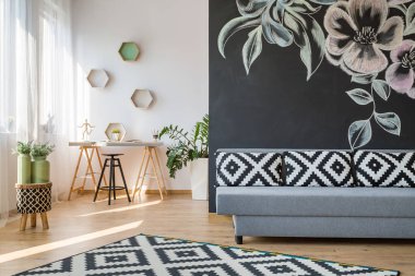 Geniş oturma odası kanepe ile