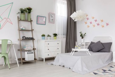 Uyku ve çalışma alanı ile Oda