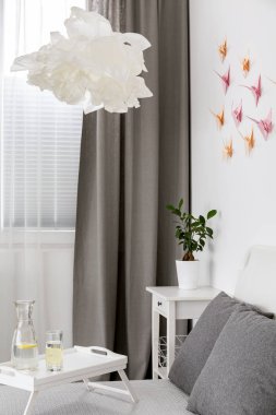 Rahat yatak beyaz yatak odası. 