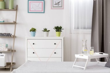 Beyaz parlak yaratıcı dekor Oda. 