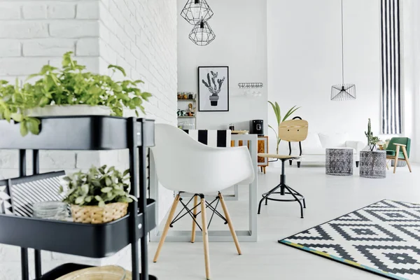 Apartamento con mesa y silla — Foto de Stock