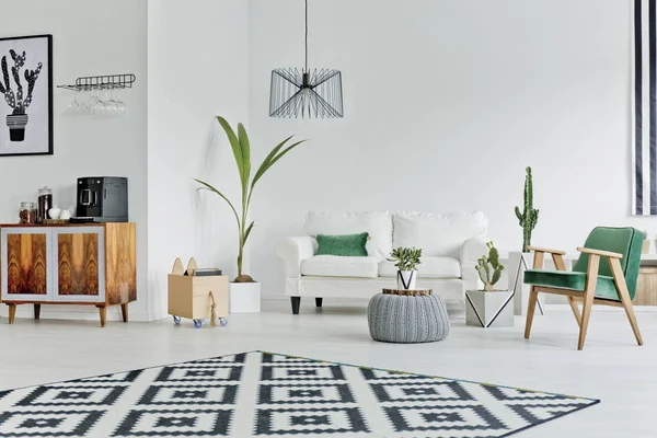 Ruangan luas dengan pola karpet — Stok Foto