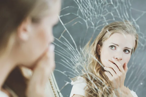 Девушка и разбитое зеркало — стоковое фото