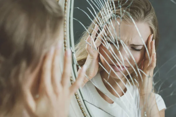 Réflexion fille dans miroir cassé — Photo