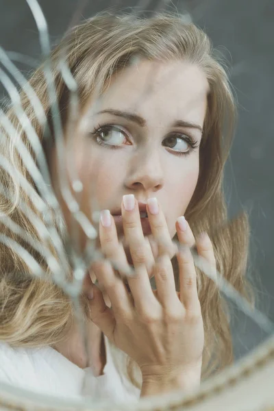 Αντανάκλαση καθρέφτη λυπημένος γυναίκας — Φωτογραφία Αρχείου