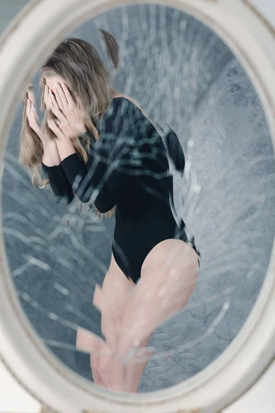 Reflejo espejo de chica anoréxica — Foto de Stock