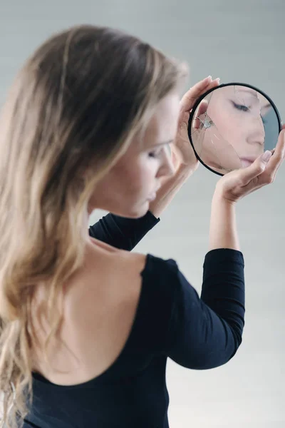 Teenager tenendo piccolo specchio rotto — Foto Stock