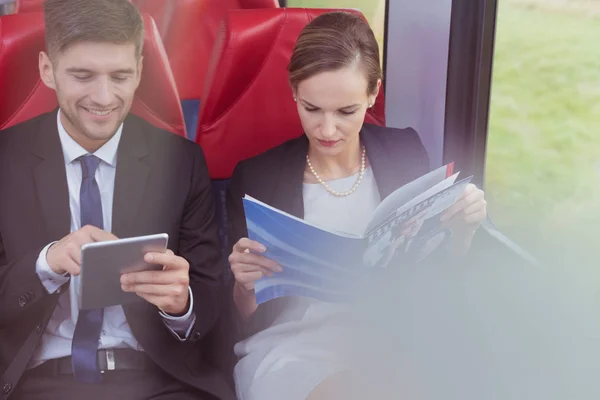 在火车中使用平板电脑的人 — 图库照片