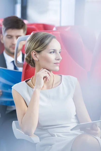 Mujer usando tableta en tranvía —  Fotos de Stock