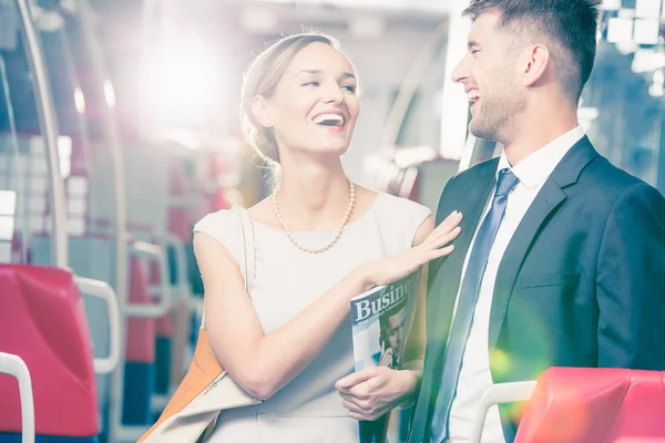 Pareja feliz viajando en autobús — Foto de Stock