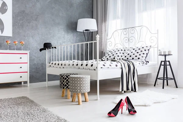 Gri yatak odası penceresi ile