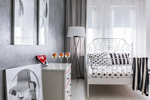 Schlafzimmer mit Metallrahmenbett — Stockfoto