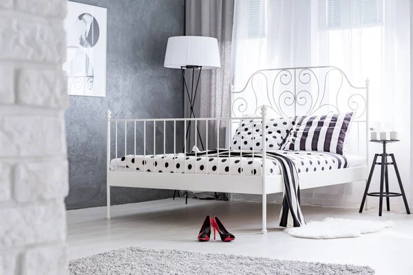 Vrouwelijke slaapkamer met metalen bed — Stockfoto