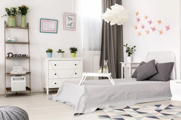 Slaapkamer met papieren decoratie aan de muur. — Stockfoto