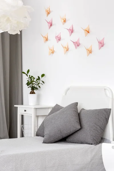 Chambre avec décoration en origami de papier . — Photo