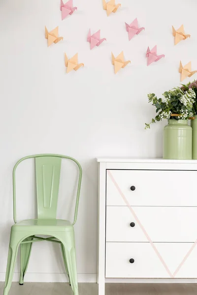 Silla de menta y cómoda blanca . —  Fotos de Stock