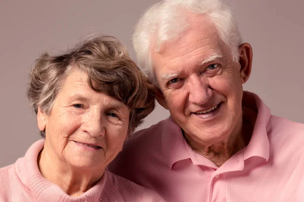 Sonriendo pareja mayor — Foto de Stock