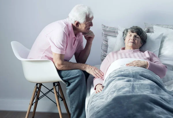 Anciano apoyando a esposa enferma —  Fotos de Stock