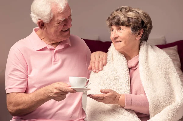 Anciano dando té enfermo esposa —  Fotos de Stock