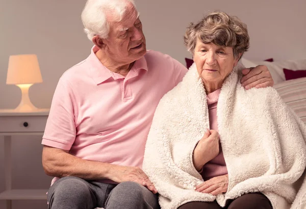 Zorgzame grootvader en grootmoeder met deken — Stockfoto