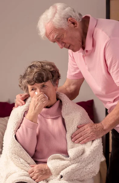 彼女の鼻を吹いている高齢者の病気の女性 — ストック写真