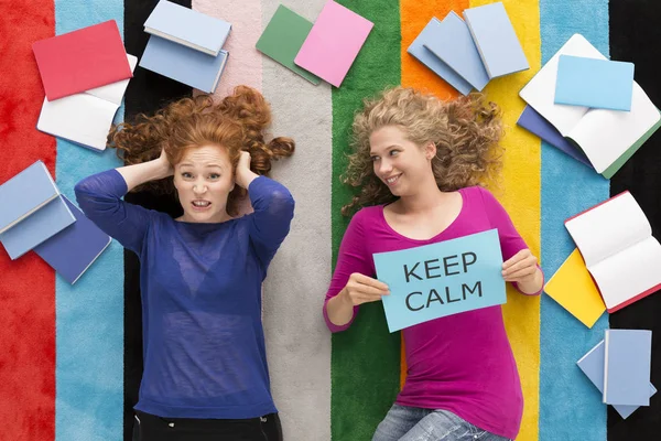 Twee verschillende studenten tijdens leren examen — Stockfoto