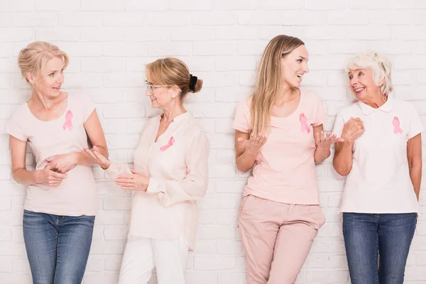 Frauen stehen neben weißer Wand — Stockfoto