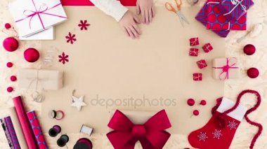 Bayan Noel dekorasyon yapıyor