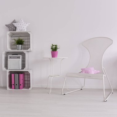 Kitaplık ile geniş minimalist iç