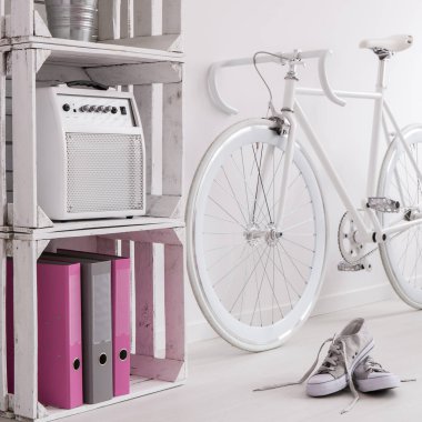 Genç kız Oda DIY kitaplık ile