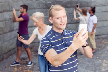Telefonla selfie çeken adam.