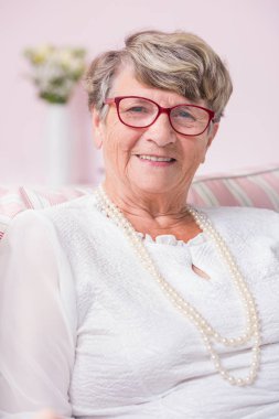 Zarif yaşlı bayan inci giyiyor