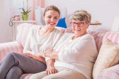 Kızı mutlu yaşlı bayanla