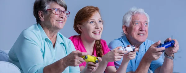 Nurse playing with seniors — Stock Photo, Image