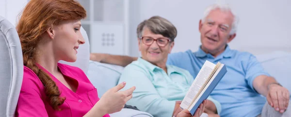 Couple listening to reading woman — Stock Photo, Image