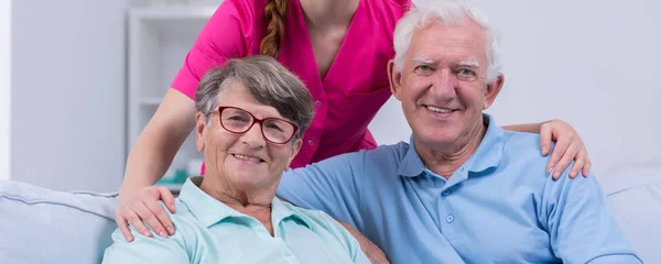 Anziani con la loro infermiera — Foto Stock