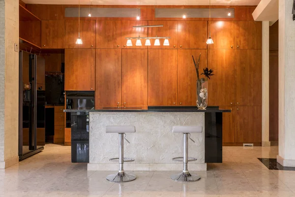 Küche umgeben von Holzschränken — Stockfoto