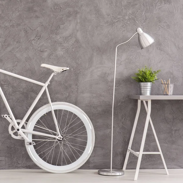 Graues Interieur mit Fahrrad und Schreibtisch — Stockfoto