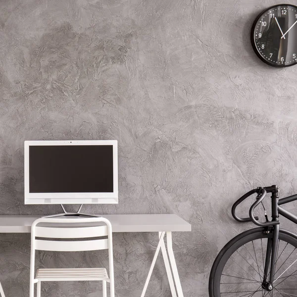 Oficina en casa gris con escritorio blanco —  Fotos de Stock