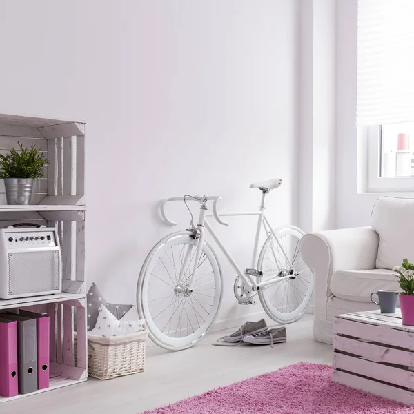Moderne Deisgned Lounge mit Hipster-Fahrrad — Stockfoto