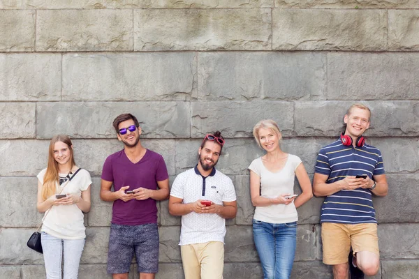 Jóvenes con teléfonos — Foto de Stock