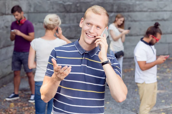 Człowiek rozmawiający przez telefon — Zdjęcie stockowe