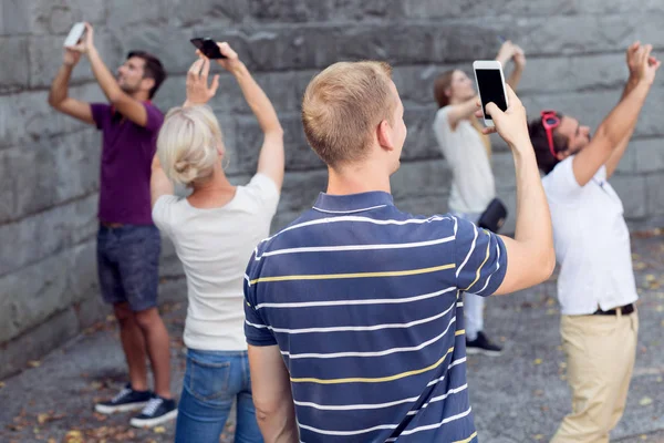 Personas tomando fotos con teléfonos — Foto de Stock