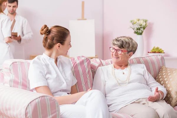 Νοσοκόμα μιλάμε με ηλικιωμένος ασθενής — Φωτογραφία Αρχείου
