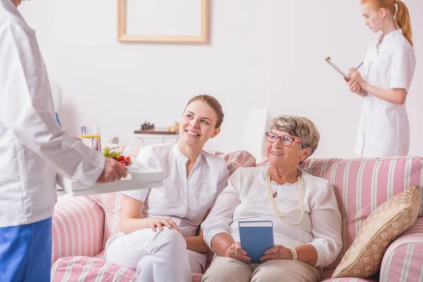 Seniorin und Krankenschwester in Luxus-Klinik — Stockfoto