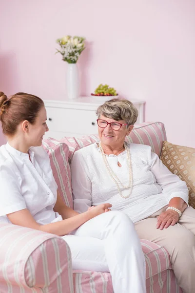 Ältere Patientin im Pflegeheim — Stockfoto