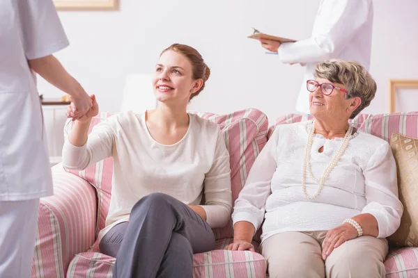 Oudere vrouw zit met dochter — Stockfoto